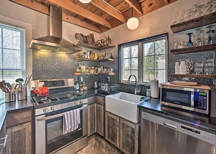 Charming Cottage W/ Yard - 2 Mi To Tinker St!
